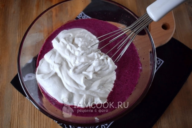 Добавить взбитые сливки