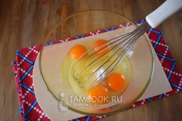Соединить яйца и сахар