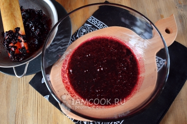 Протереть ягоды через сито