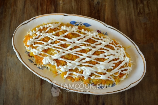 Положить слой лука с морковью