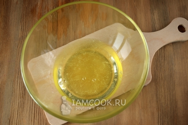 Влить белки в миску