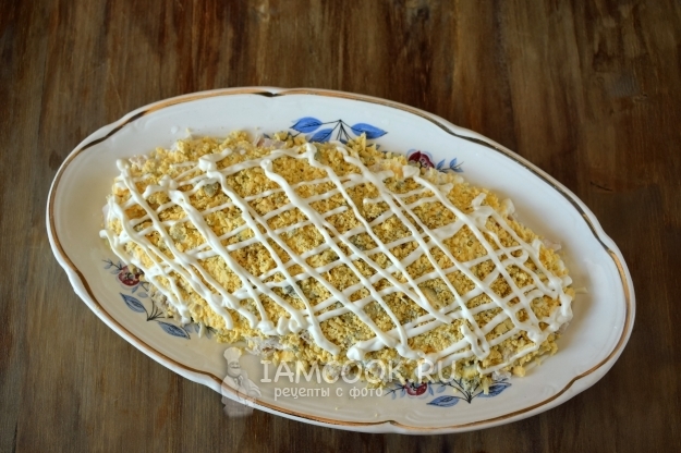 Положить слой мяса и желтка