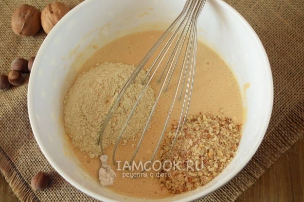 Всыпать муку и орехи
