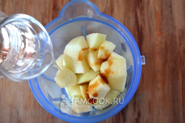 Соединить мед, воду и яблоко