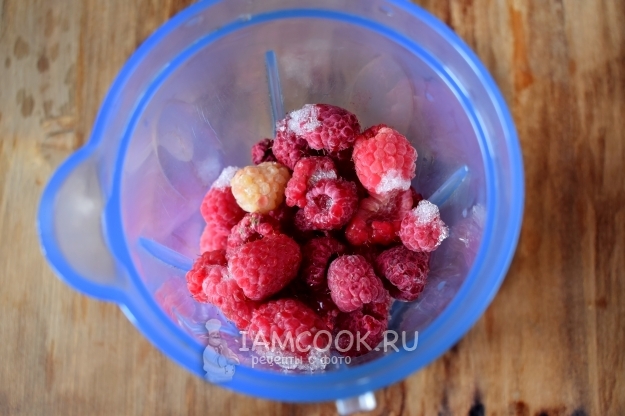 Положить малину в блендер