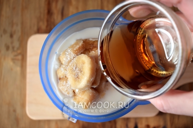 Соединить молоко, сок, банан и сироп