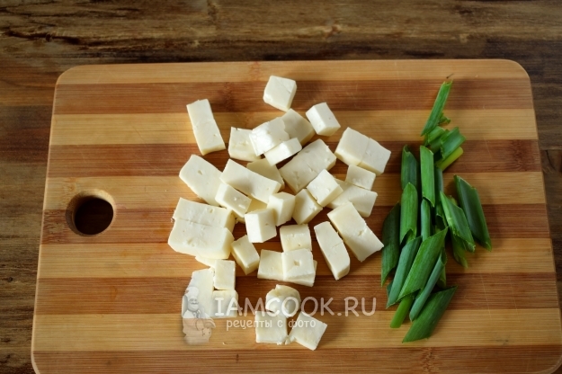 Порезать брынзу и зеленый лук