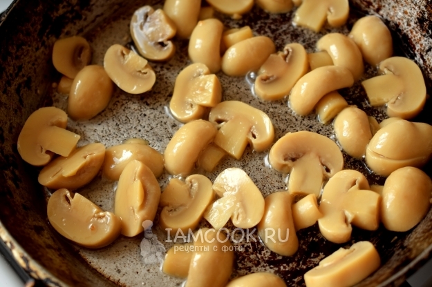 Обжарить грибы