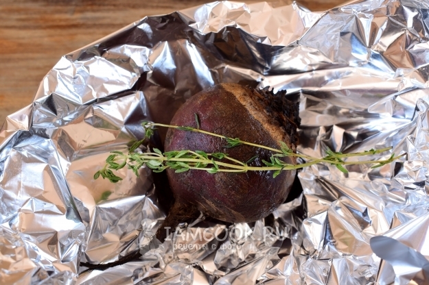 Положить свеклу и тимьян на фольгу