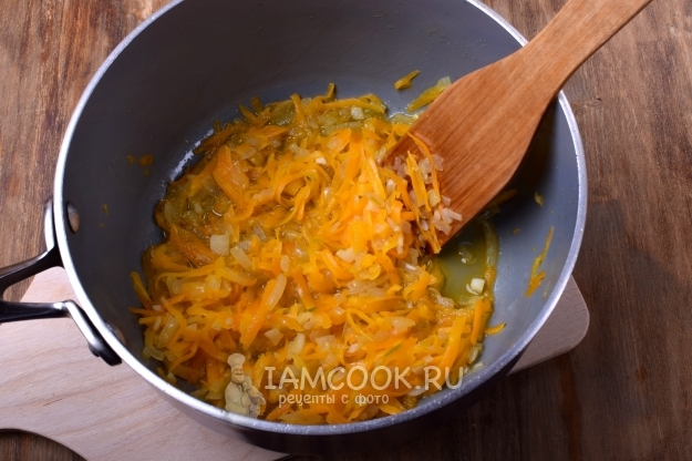 Обжарить лук с морковью