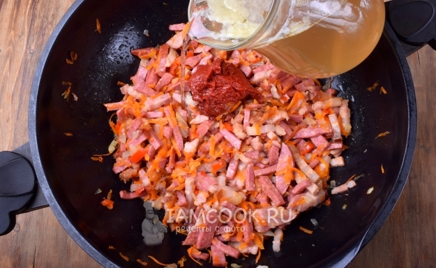 Добавить томатную пасту и бульон