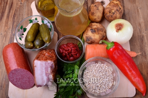 Ингредиенты для рассольника с копченостями и солеными огурцами
