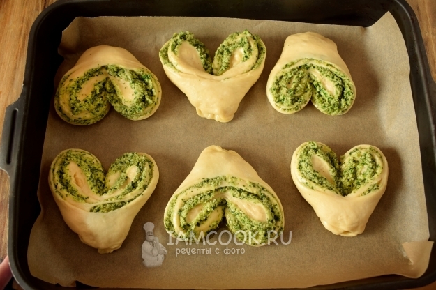 Положить заготовки на противень