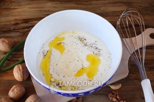 Соединить сметану, йогурт и масло