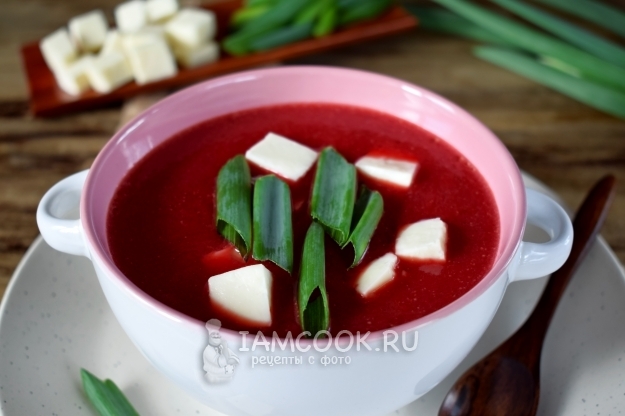Фото свекольного супа-пюре с брынзой