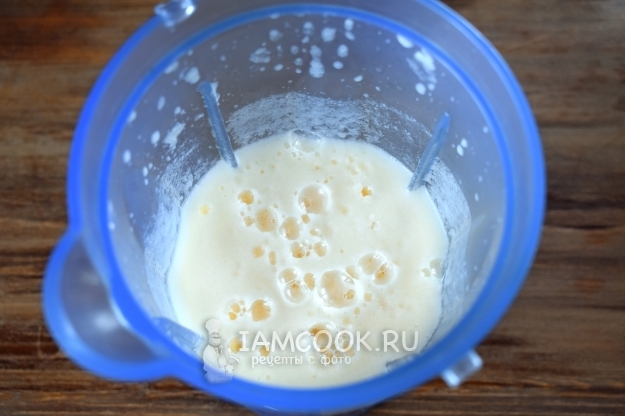 Измельчить грушу и ананас