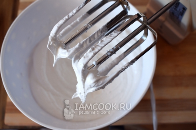 Взбить белки с сахаром
