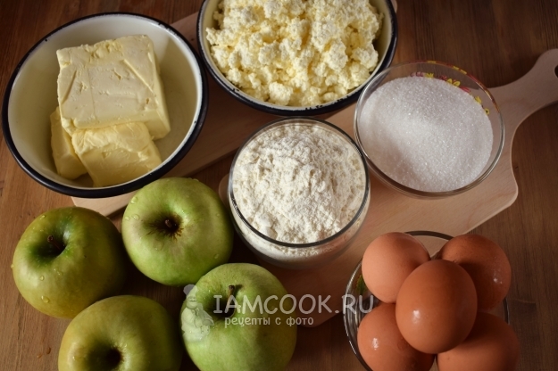 Ингредиенты для королевского пирога с творогом и яблоками