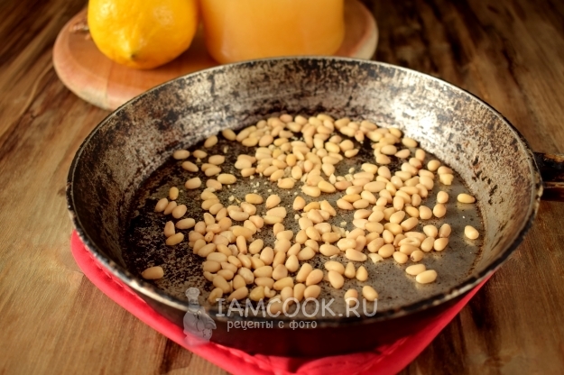 Обжарить орехи