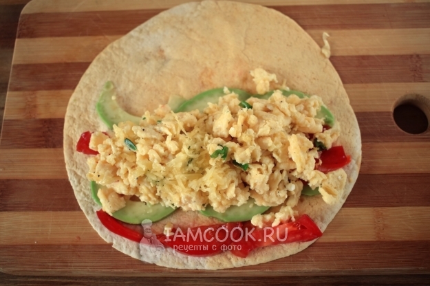 Положить на тортилью начинку