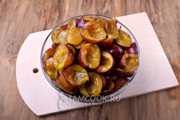 Удалить у слив косточки