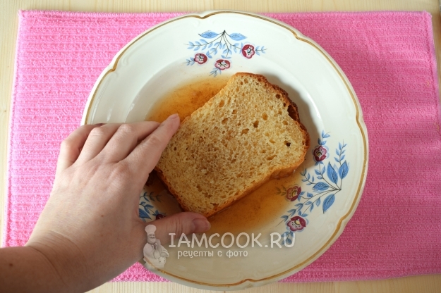 Обмакнуть хлеб в чае