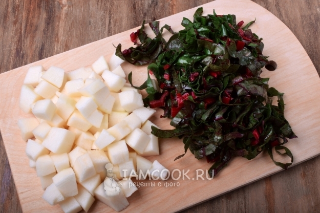 Порезать кабачок и мангольд