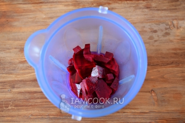 Положить свеклу в блендер
