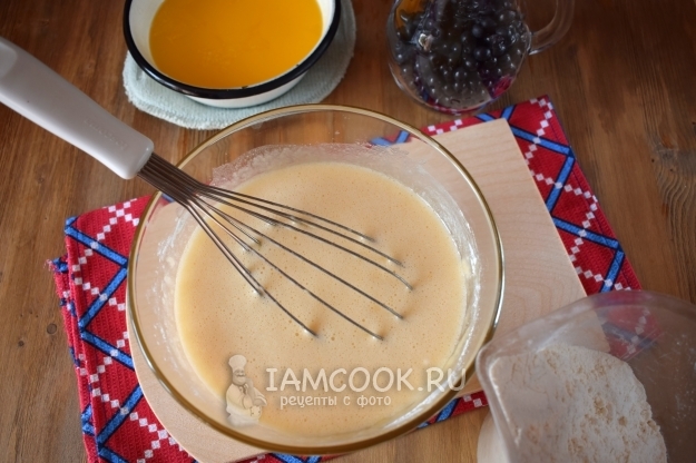 Взбить яйца с сахаром