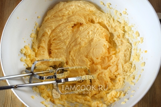 Взбить масло с желтками