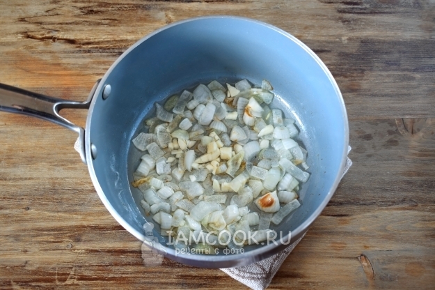 Обжарить лук