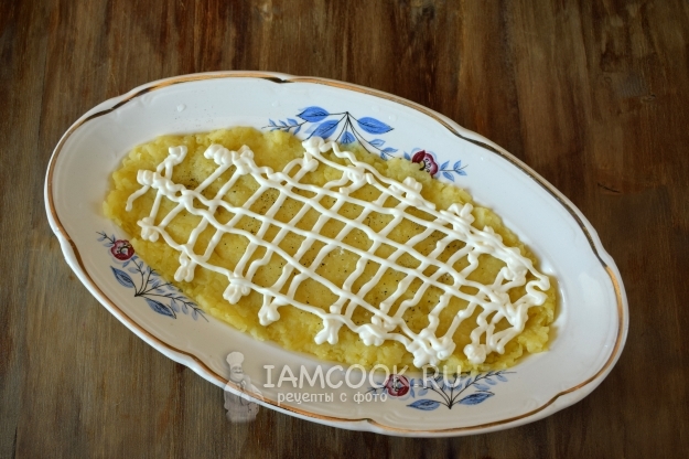 Выложить слой картофеля