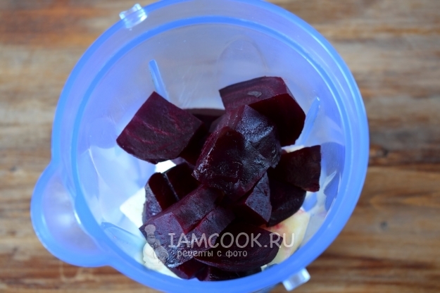 Положить в блендер свеклу и яблоко