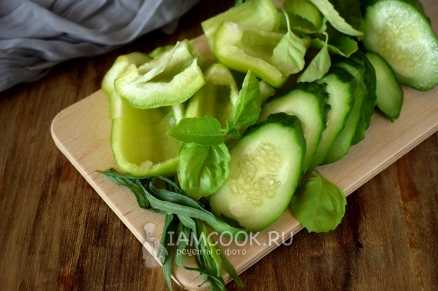 Порезать перец и огурец