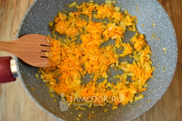 Обжарить лук с морковью