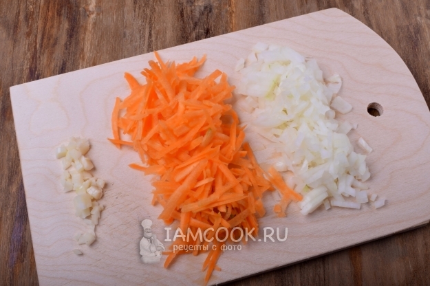 Измельчить лук, морковь и чеснок
