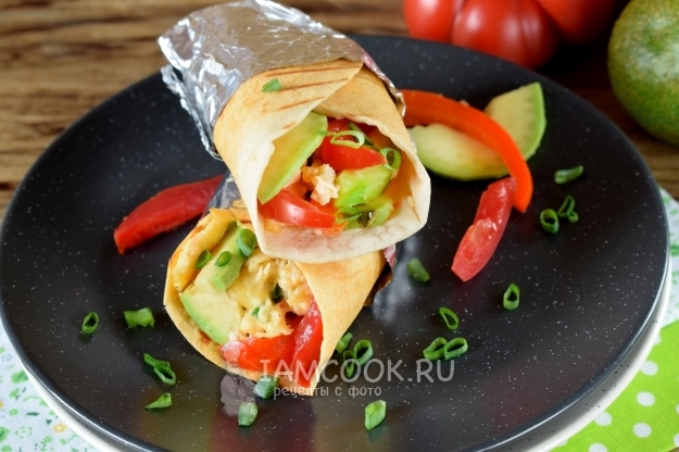 Фото буррито с авокадо и яичницей-скрэмбл