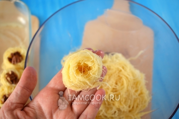 Скрутить из теста заготовку