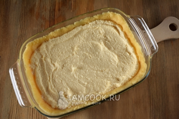 Положить творожную начинку