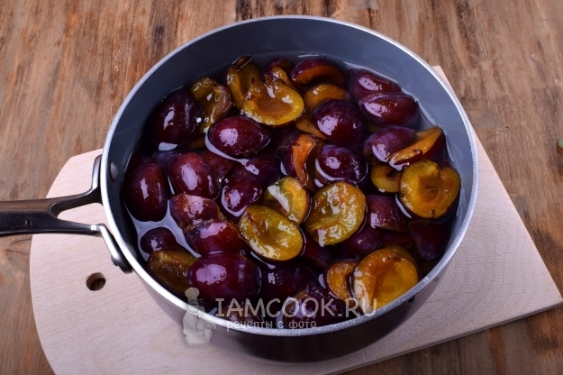 Залить сливы водой