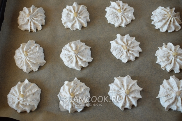 Отсадить тесто на противень