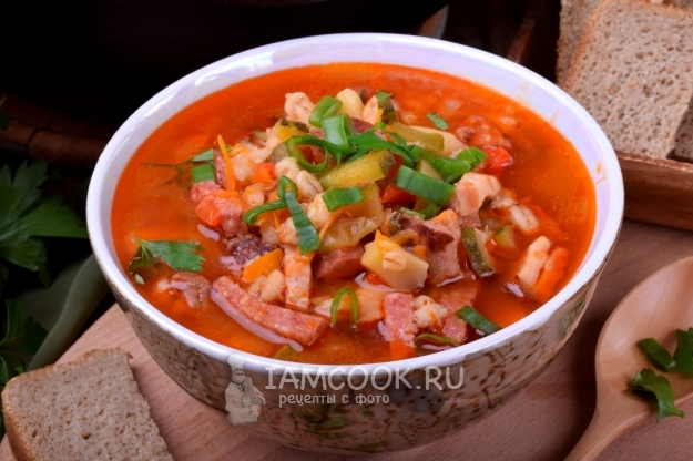 Вкусный рассольник с копченостями и солеными огурцами