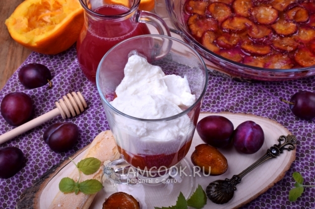 Положить в стакан сливовое пюре и рикотту