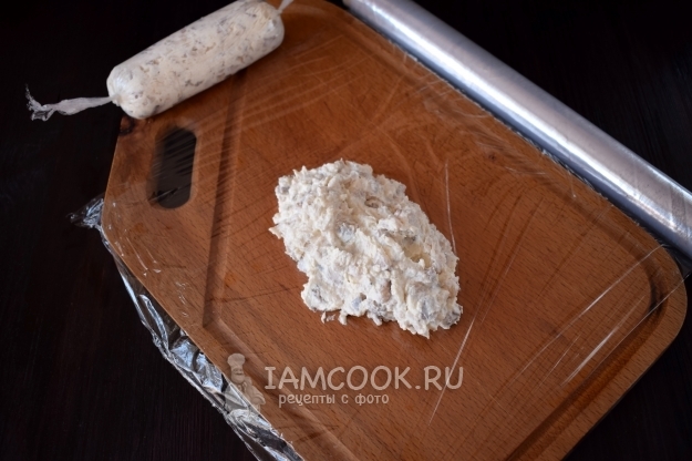 Положить рыбную массу на пищевую пленку