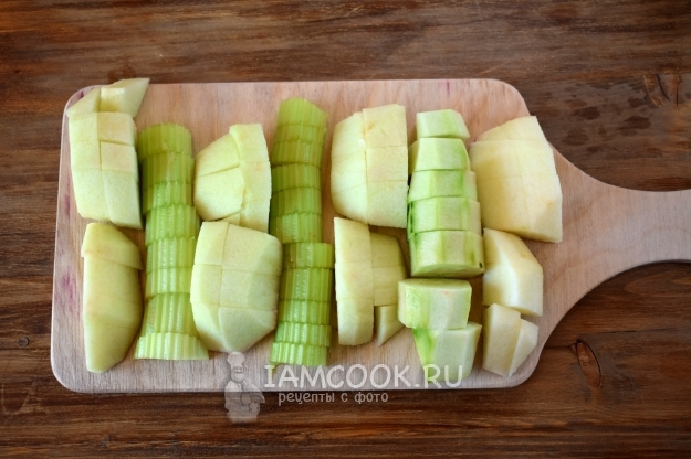 Порезать яблоки, огурец и сельдерей