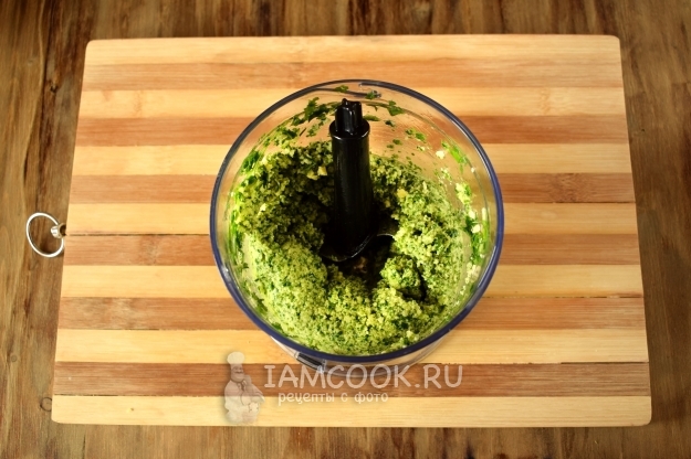 Приготовить соус песто