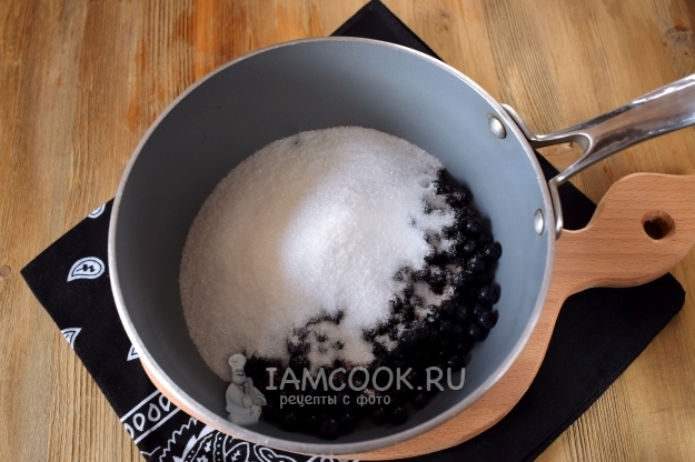 Соединить чернику с сахаром