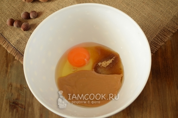 Соединить яйцо, арахисовую пасту и сахар