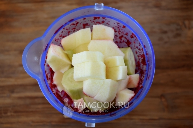 Положить овощи и яблоки в блендер