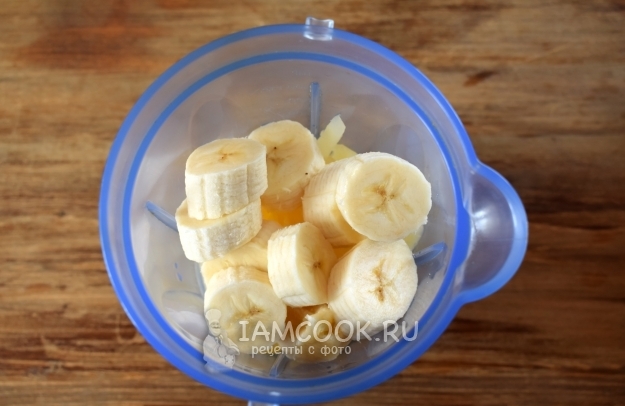 Положить в блендер банан и ананасы